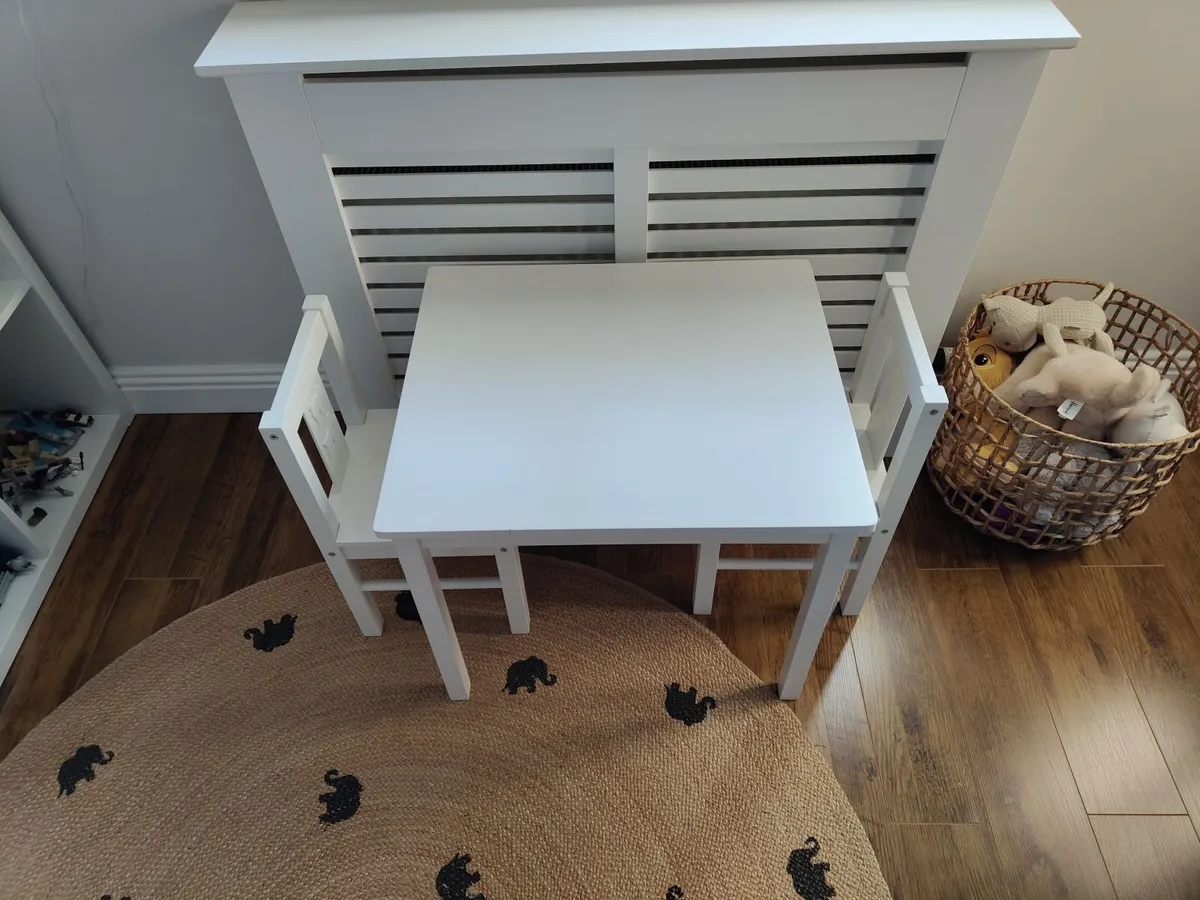 Children's table and chairs - Image 3