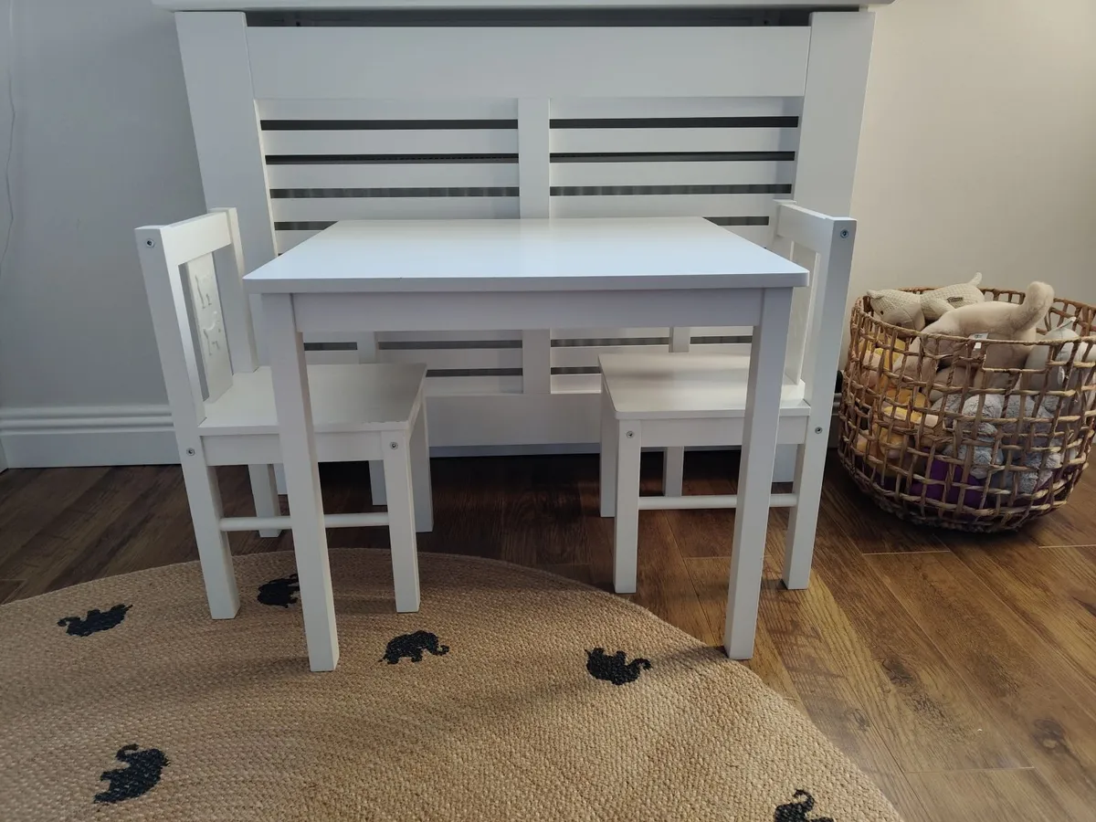 Children's table and chairs - Image 1