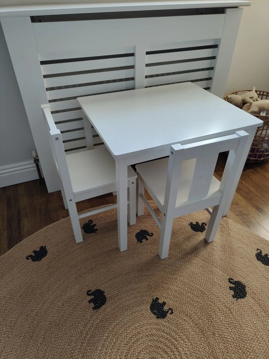 Children's table and chairs - Image 4