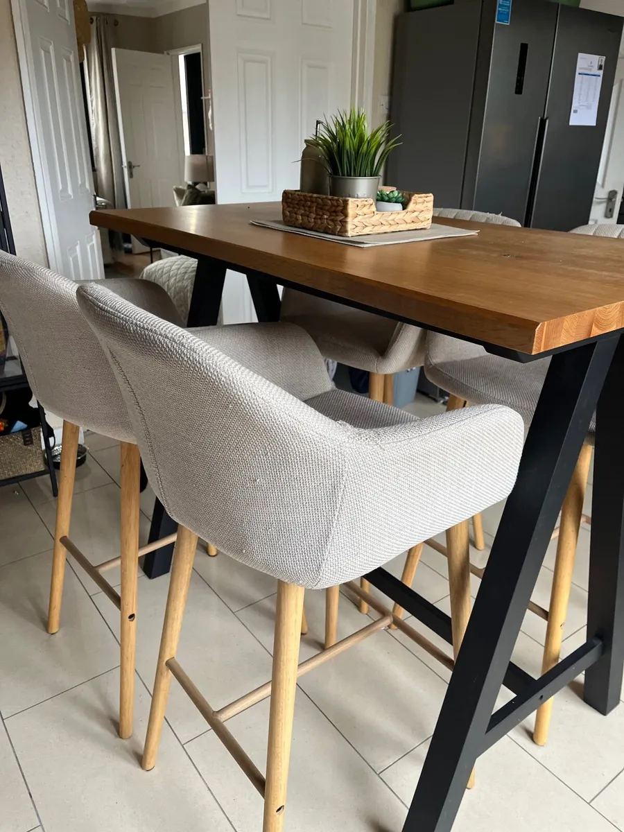 Table and chairs - Image 2