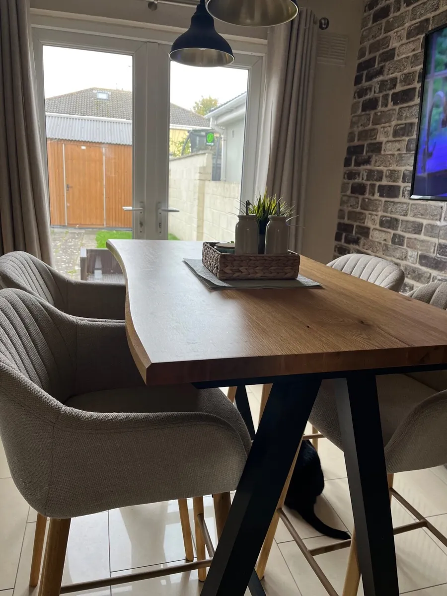 Table and chairs - Image 1