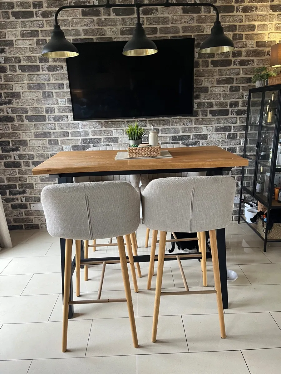 Table and chairs - Image 3