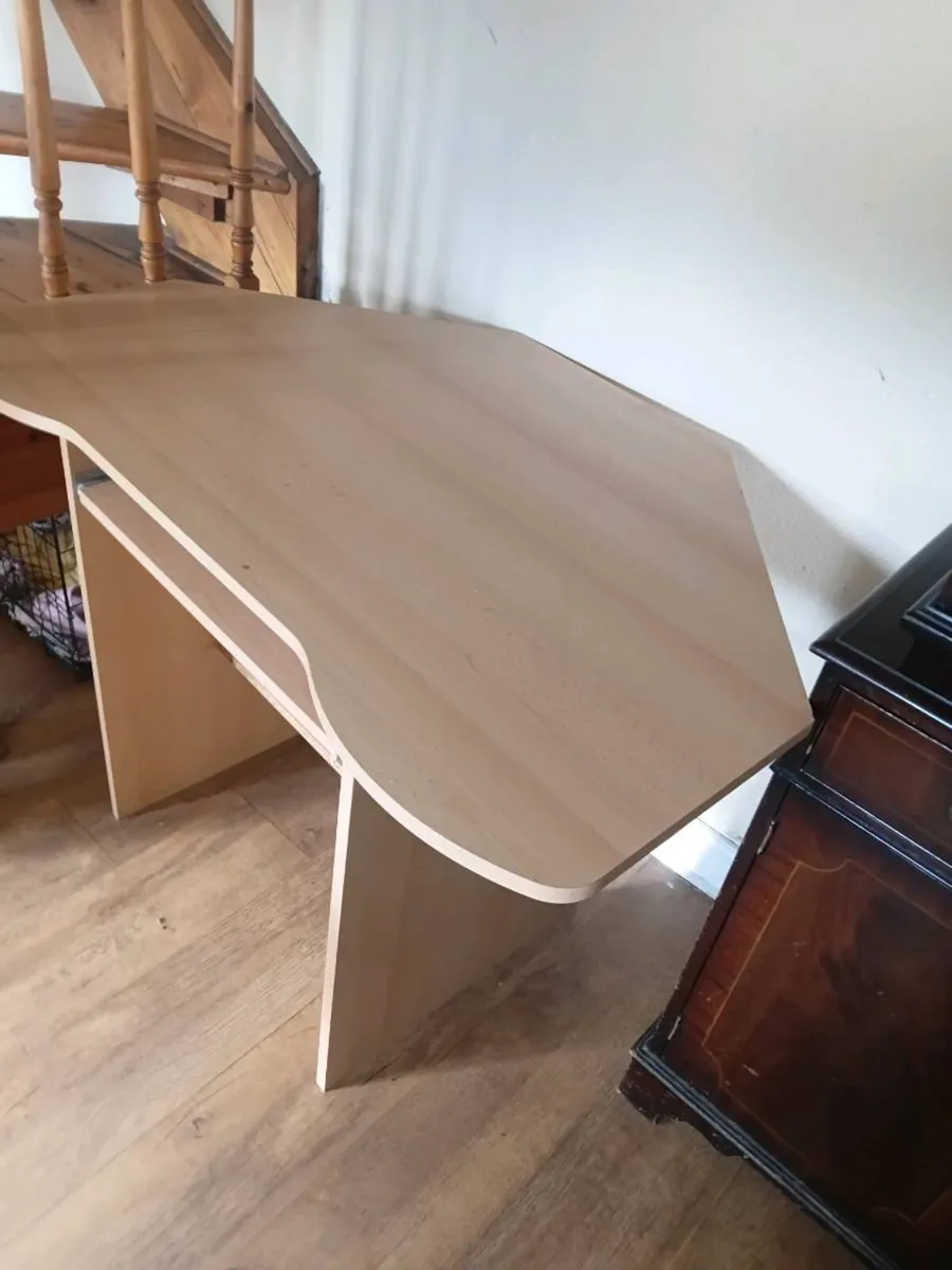 Computer desk - Image 1