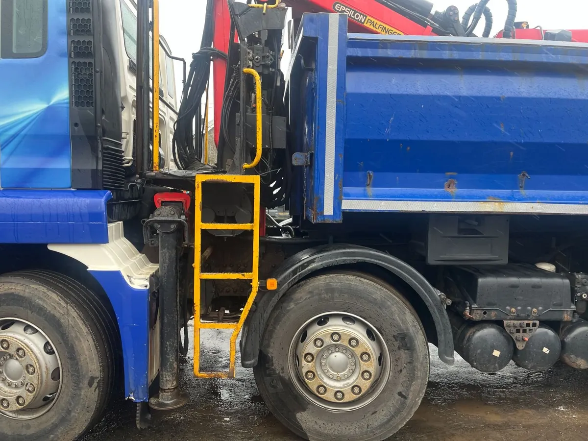 Man Grab Lorry (  2011 ) - Image 3
