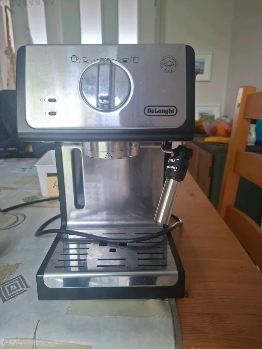 De’Longhi Espresso Coffee Machine with Milk Frothe - Image 1
