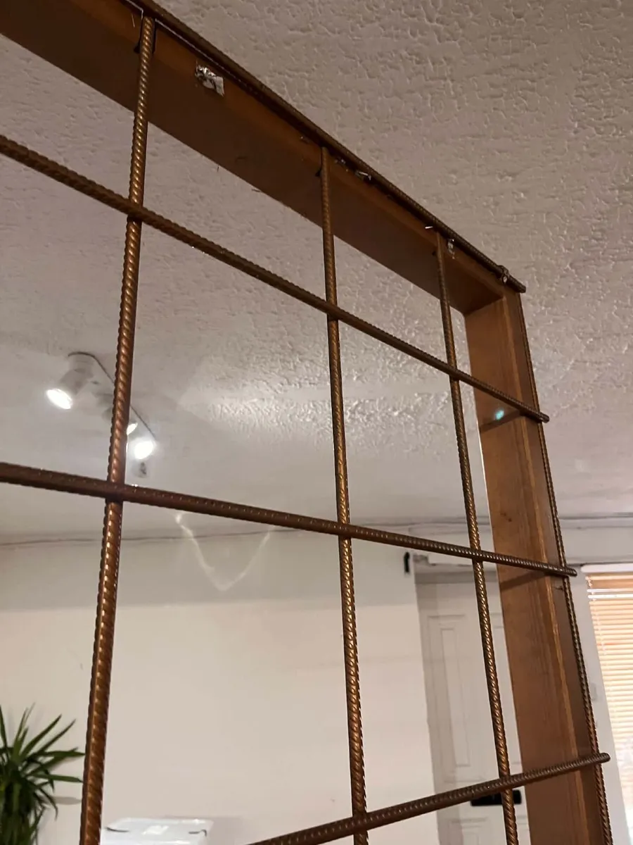 Freestanding Industrial Metal Grid Display Unit / - Image 3