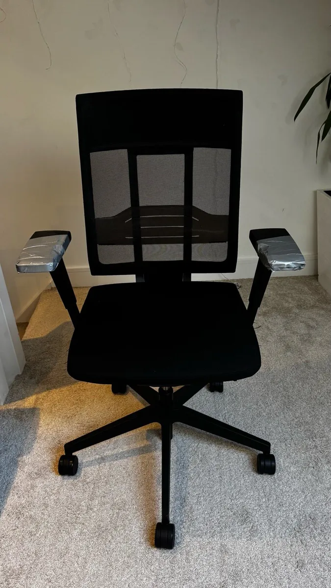 Ergonomic office chair - Image 1
