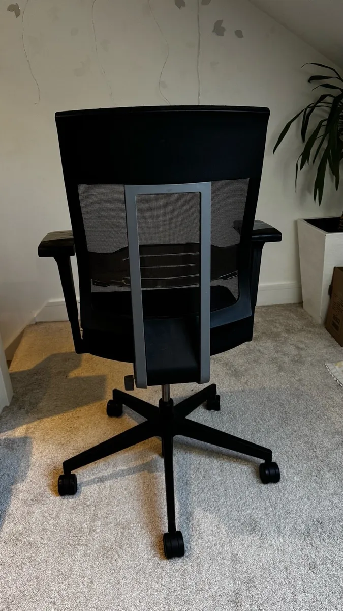 Ergonomic office chair - Image 2