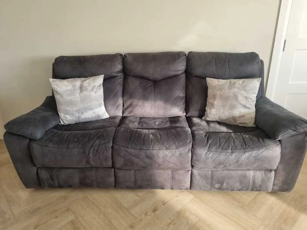3+2+2 recliner set - Quick sale - Image 4
