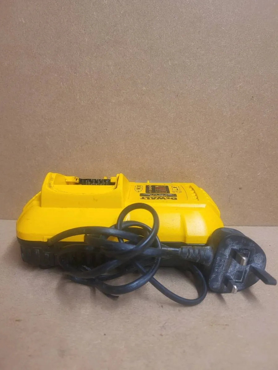 Dewalt DCB118 XR Flexvolt Fast Charger - Image 1