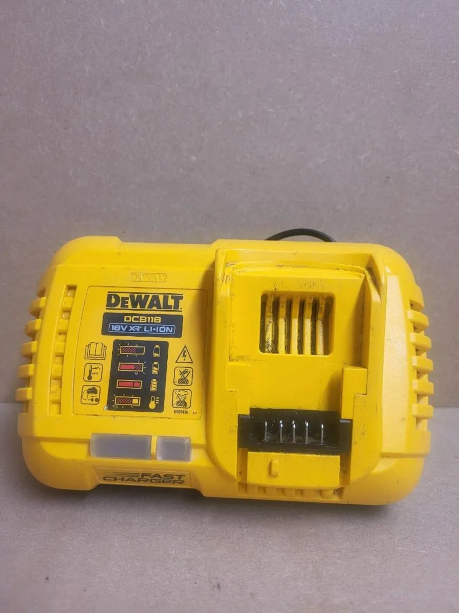 Dewalt DCB118 XR Flexvolt Fast Charger - Image 2