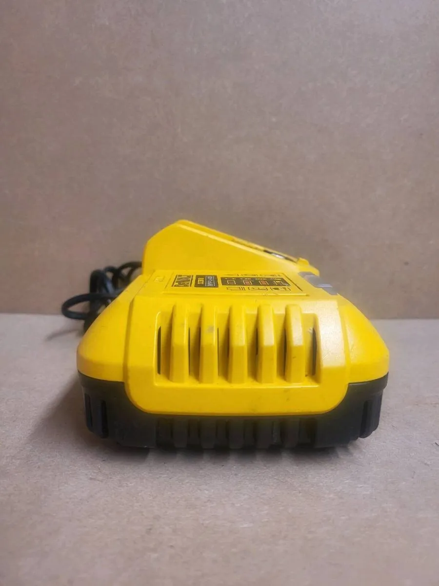 Dewalt DCB118 XR Flexvolt Fast Charger - Image 3
