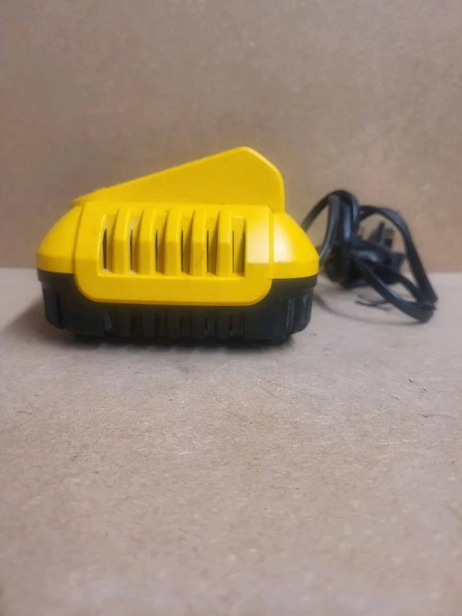 Dewalt DCB118 XR Flexvolt Fast Charger - Image 4