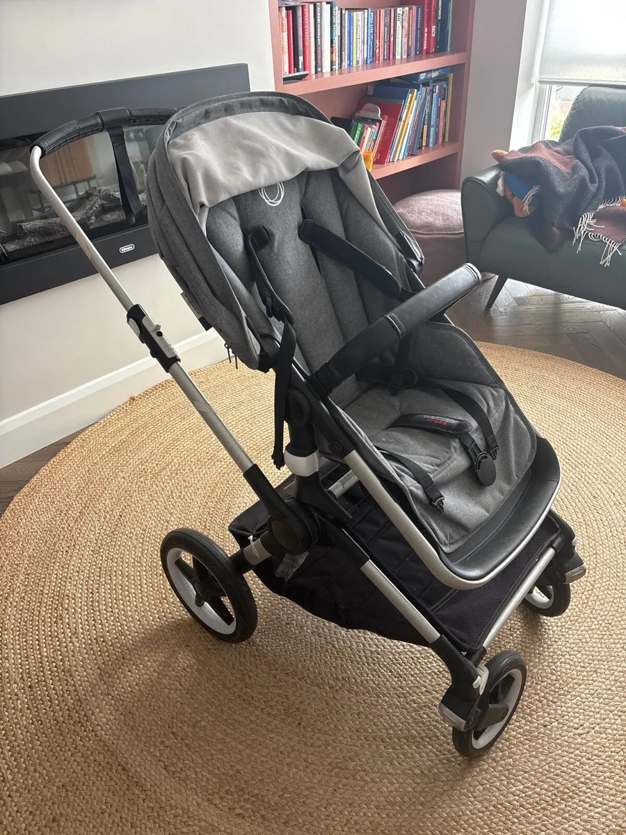 Bugaboo Fox2 with buggy board and muff - Image 1