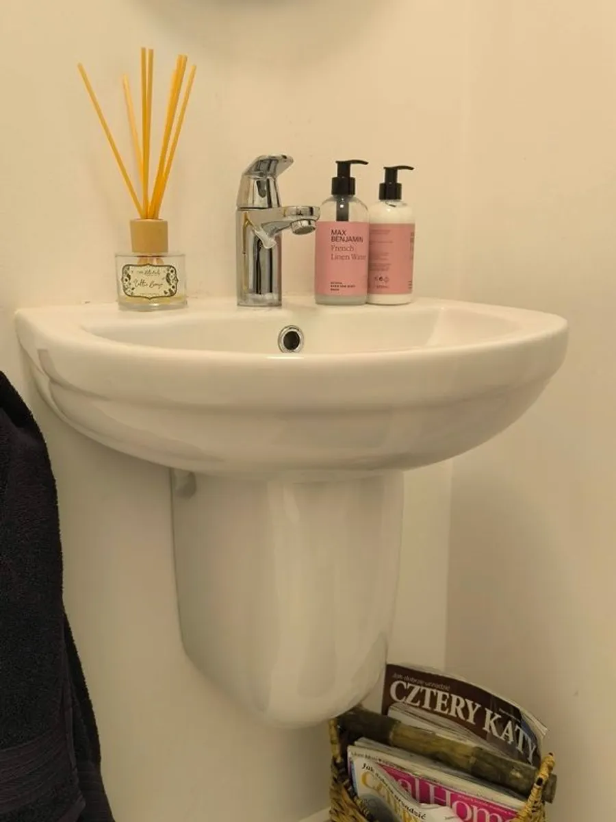 Bathroom suite - Image 4