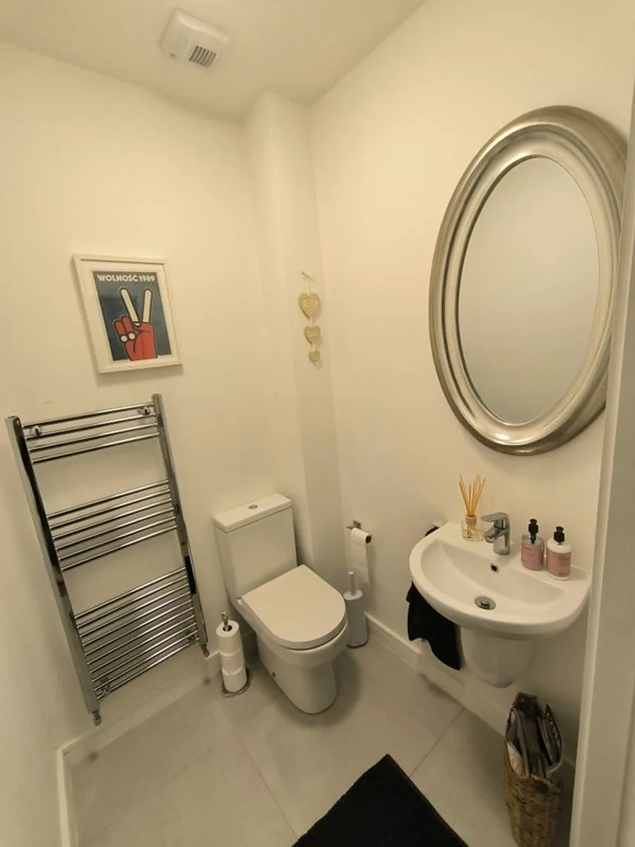 Bathroom suite - Image 1