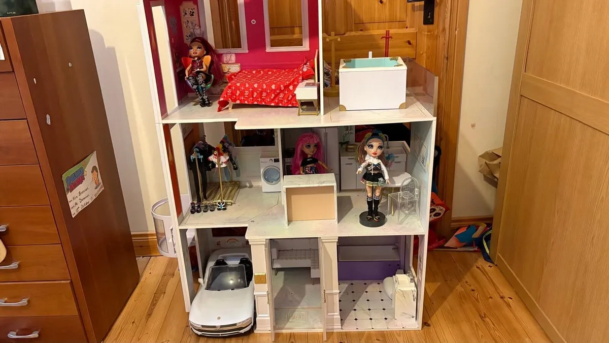 Rainbow high doll house and car - Image 2