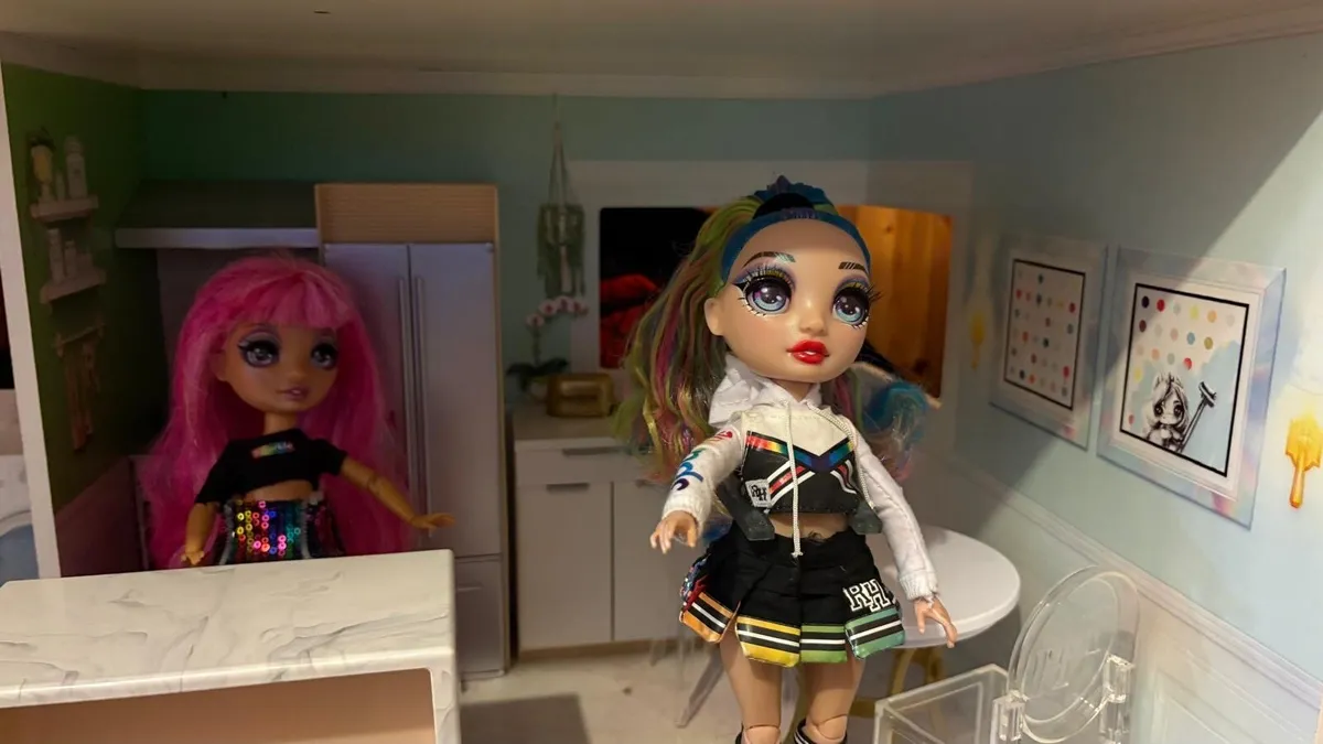 Rainbow high doll house and car - Image 4