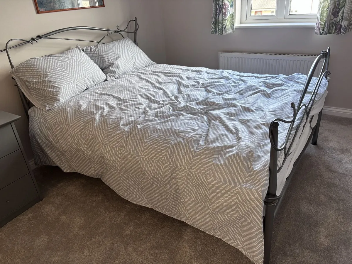 4ft 6inch grey metal bed in good condition - Image 1