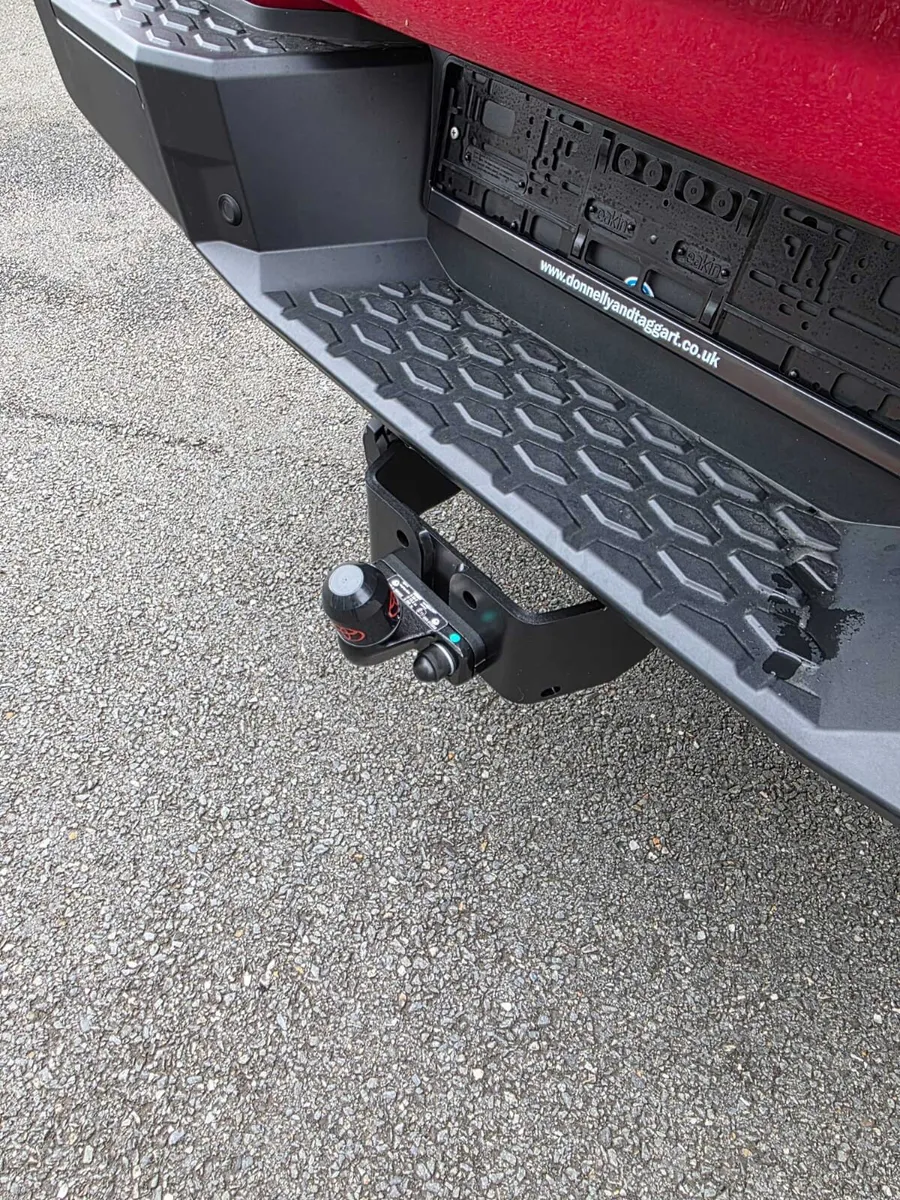 Toyota Hilux Invincible D/Cab Pick Up 2.8 D 48V Au - Image 3