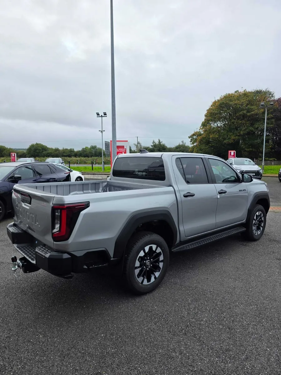 Toyota Hilux Invincible D/Cab Pick Up 2.8 D 48V Au - Image 2