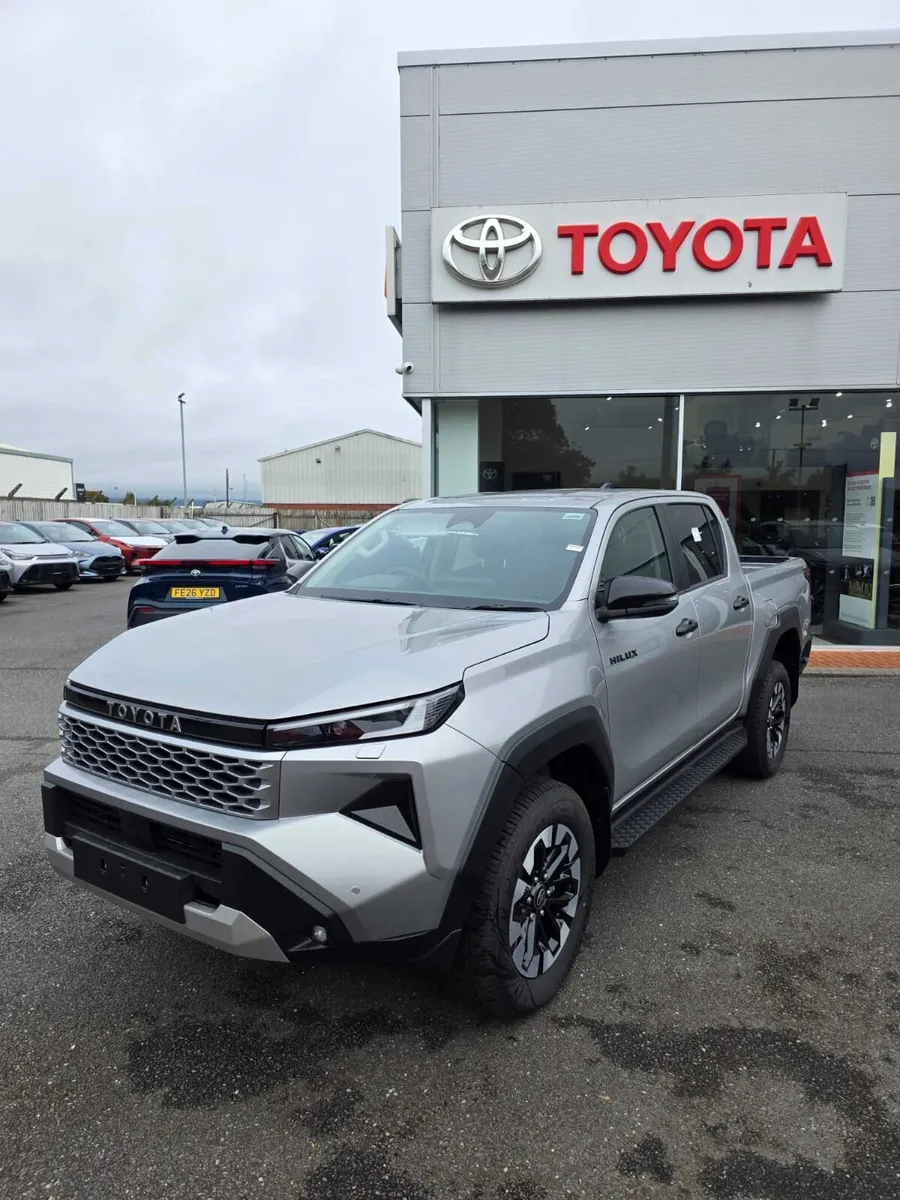 Toyota Hilux Invincible D/Cab Pick Up 2.8 D 48V Au - Image 1