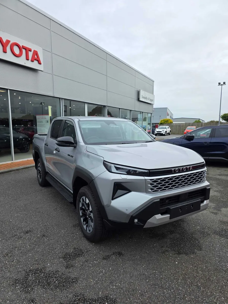 Toyota Hilux Invincible D/Cab Pick Up 2.8 D 48V Au - Image 3