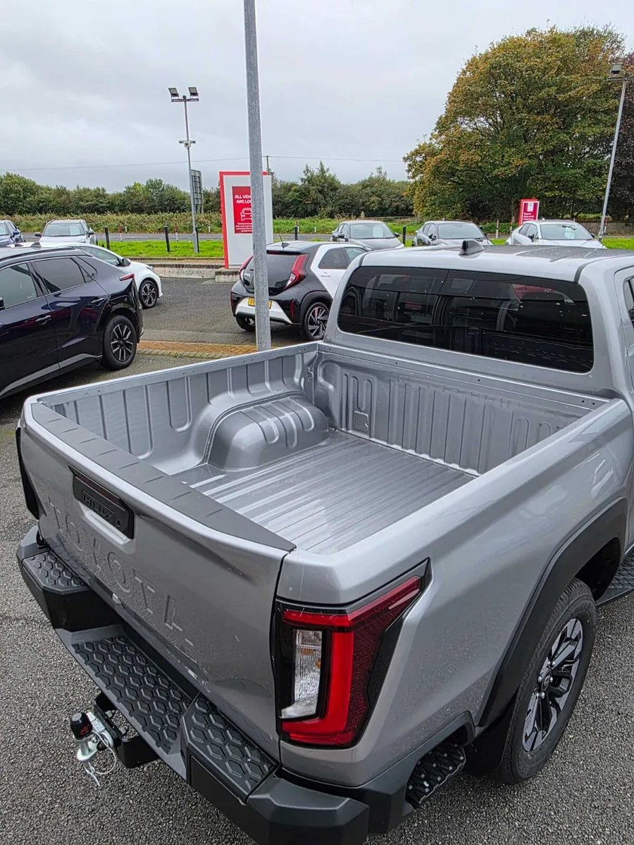 Toyota Hilux Invincible D/Cab Pick Up 2.8 D 48V Au - Image 4
