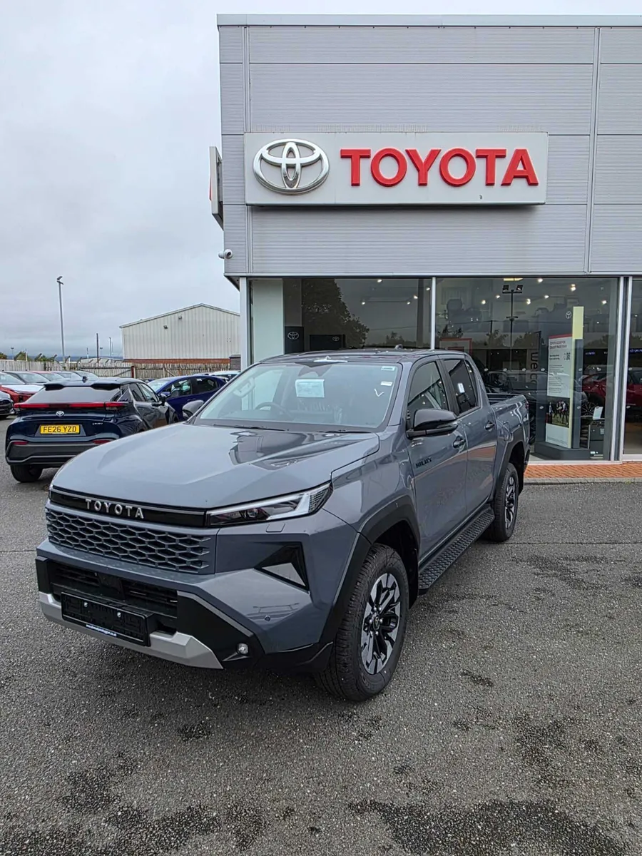 Toyota Hilux Invincible D/Cab Pick Up 2.8 D 48V Au - Image 1