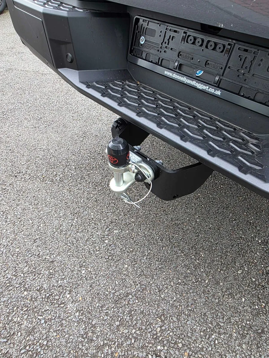 Toyota Hilux Invincible D/Cab Pick Up 2.8 D 48V Au - Image 4