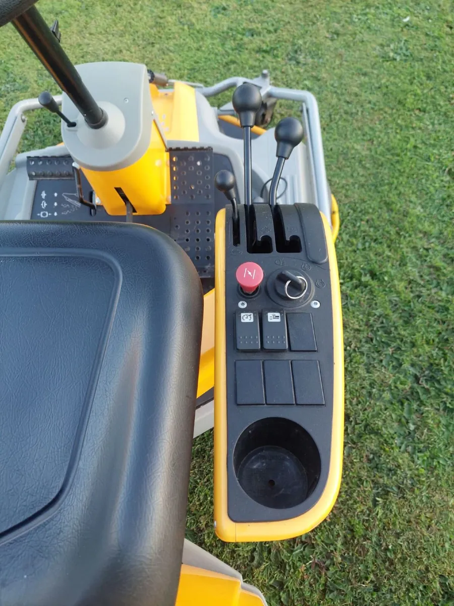 Stiga Articulated Ride On Lawnmower - Image 4