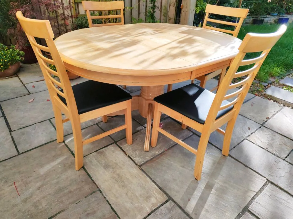 Round table - Image 4