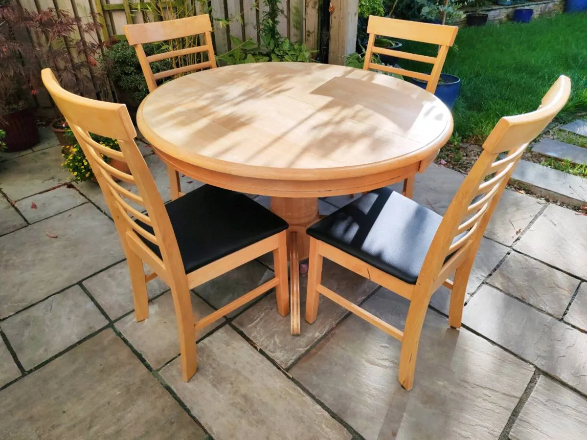 Round table - Image 1