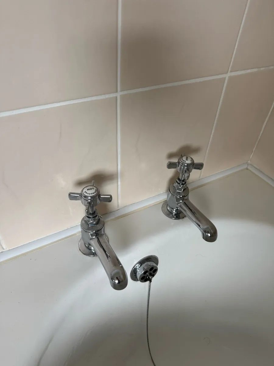 Enamel Bathtub with Chrome Taps – Great Condition! - Image 2