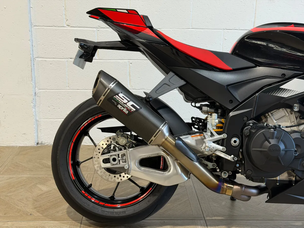 Aprilia Tuono V4 Factory 2025 - Image 4