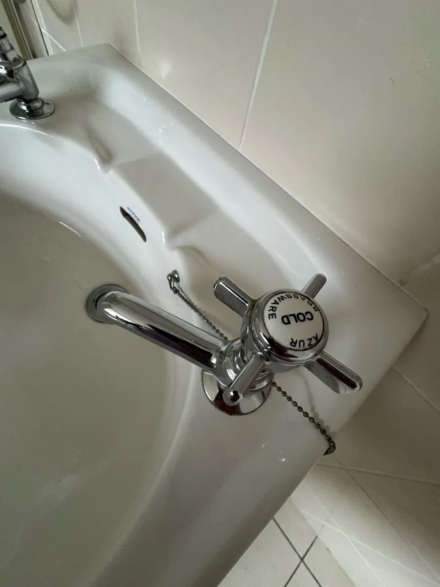 Traditional Armitage Shanks Sink & Taps - Image 4