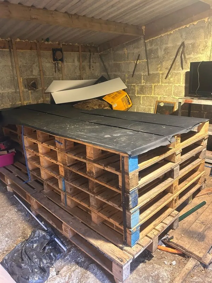 Free Pallets to take away - Image 1