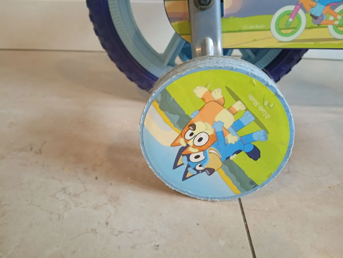 Bluey 12 inch bike with stabilisers - Image 3