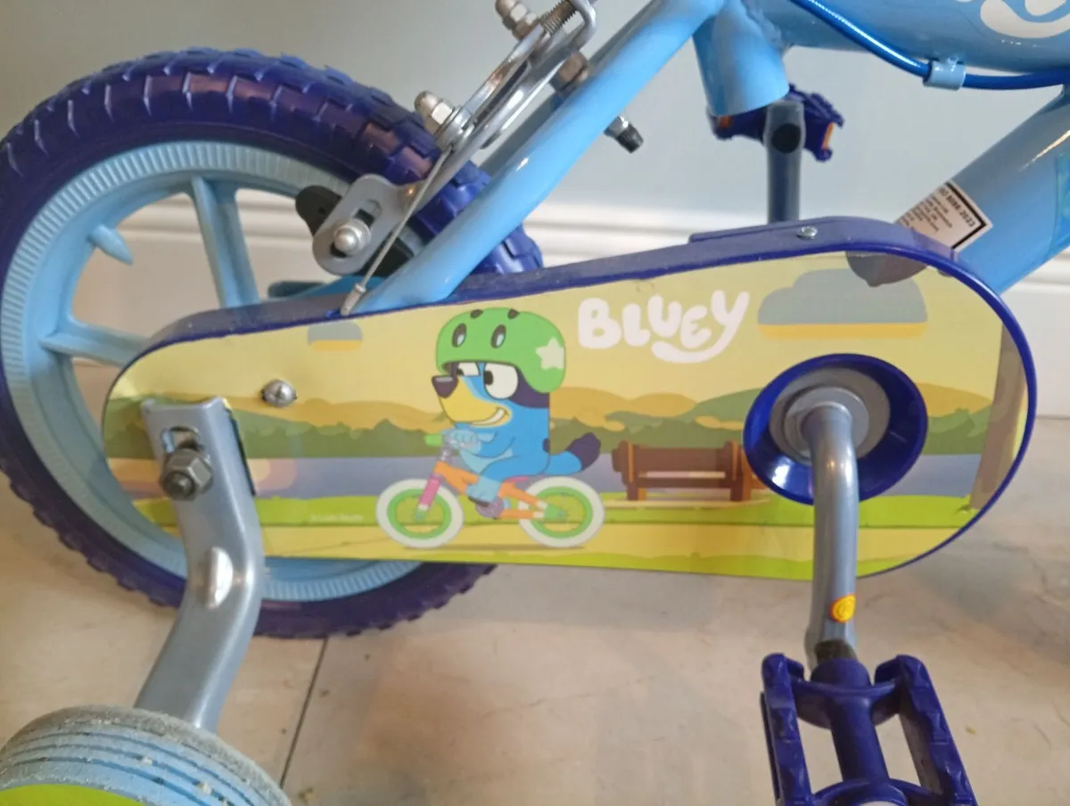 Bluey 12 inch bike with stabilisers - Image 4