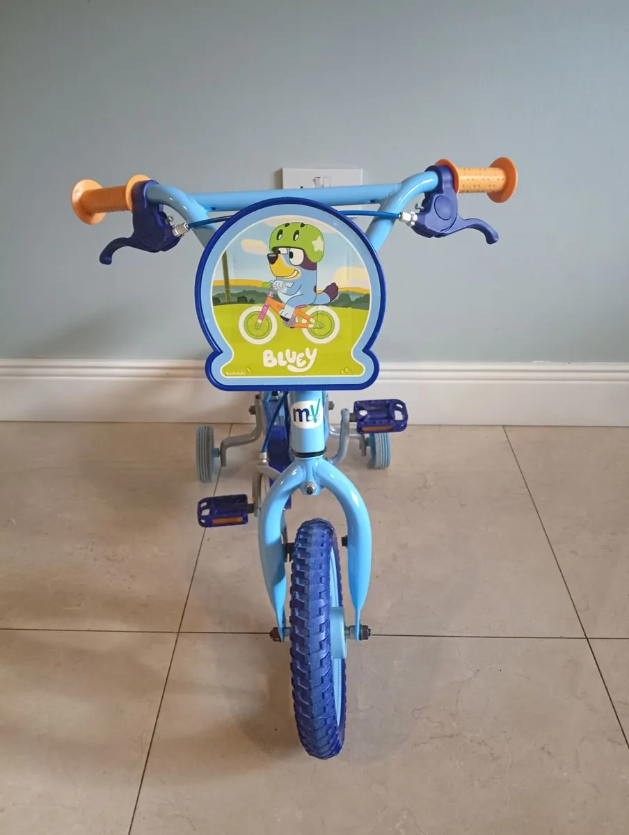 Bluey 12 inch bike with stabilisers - Image 1