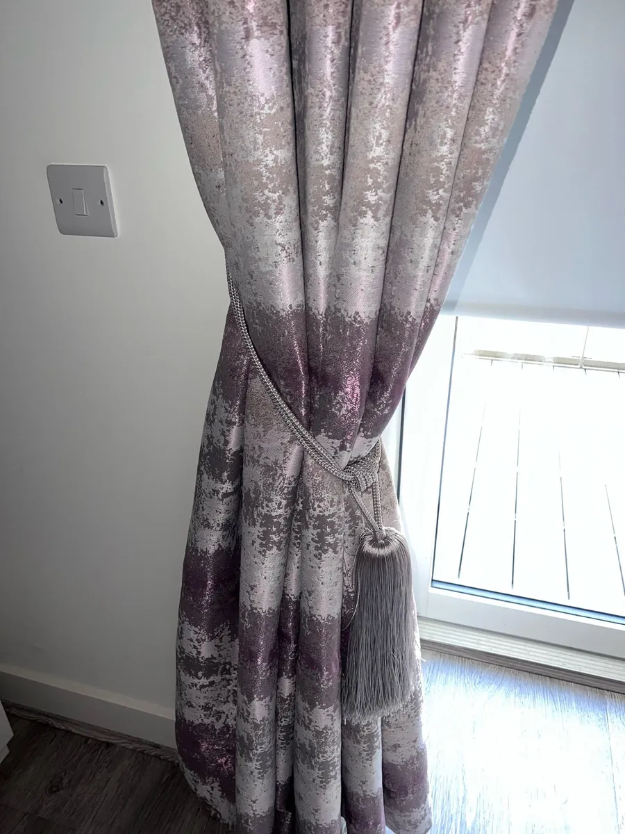 Curtains - Image 2