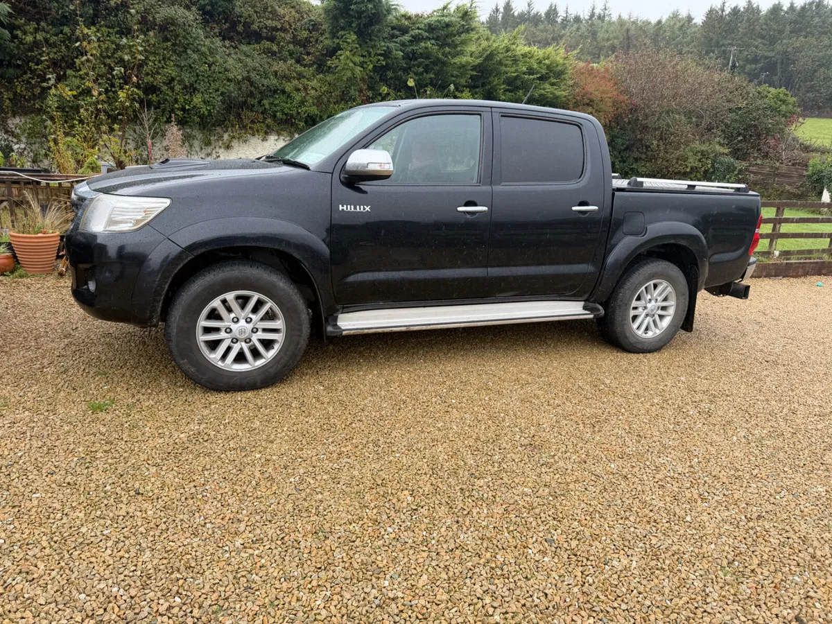 Toyota Hilux 3.0 SRS 2015 in excellent condition - Image 2