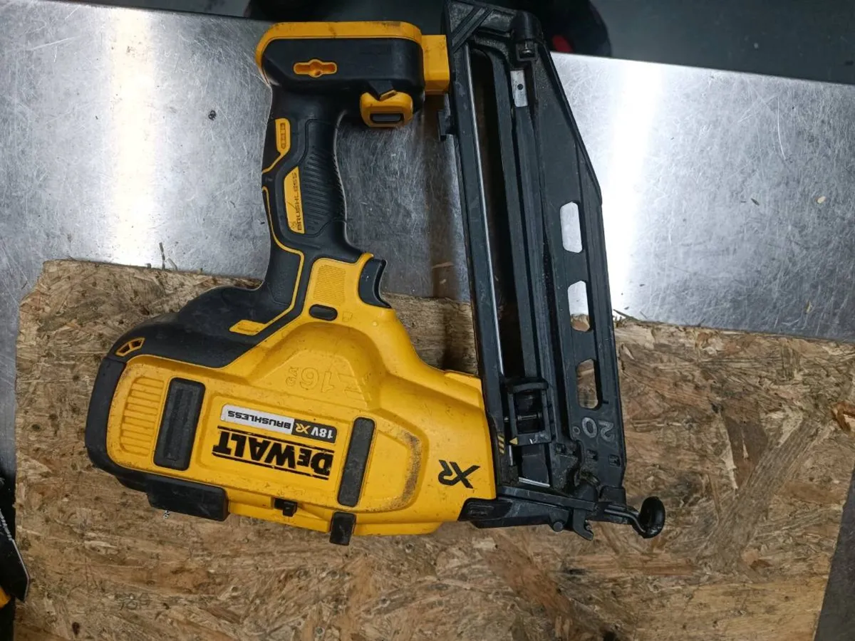 DeWalt dcn660 pin gun. Body only