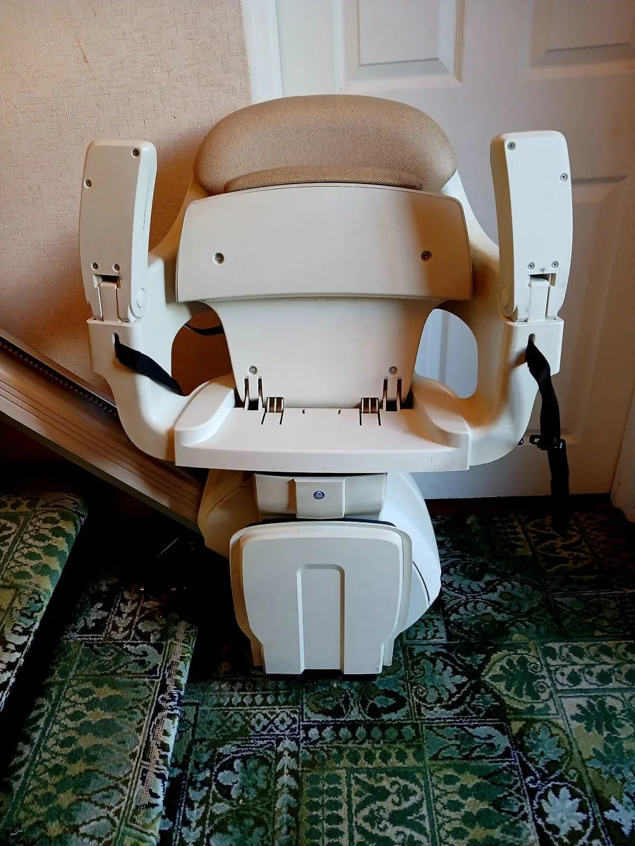 Reconditioned Thyssen Homeglide Straight Stairlift - Image 2