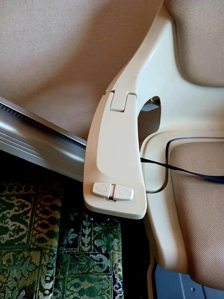 Reconditioned Thyssen Homeglide Straight Stairlift - Image 3