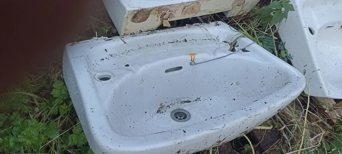 Low Level Cisterns Wash Basins & Pedestals - Image 1