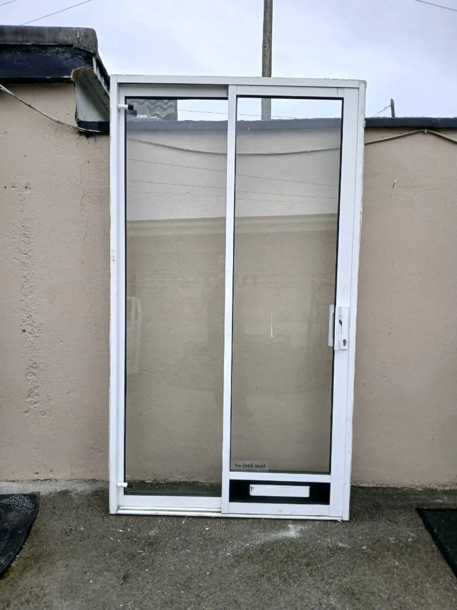 White/White patio door + frame + key's