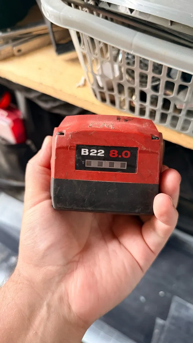Hilti battery and charger - Image 3