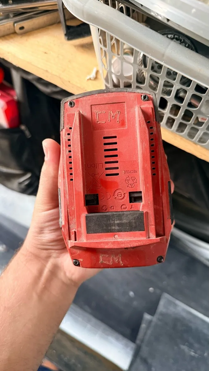 Hilti battery and charger - Image 4