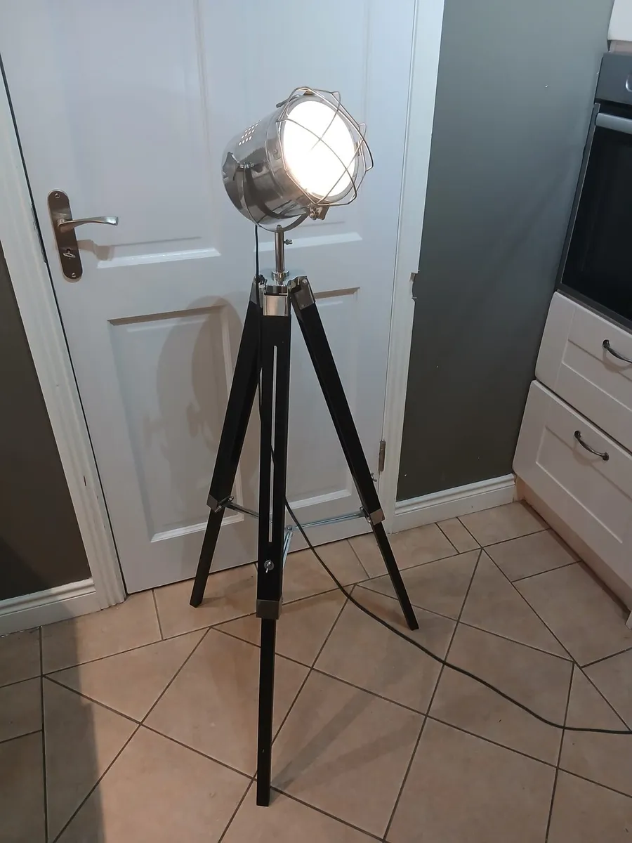 A movie set lamp - Image 1